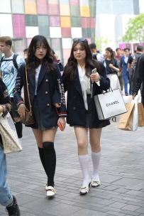 【精选街拍】Vol.3333 灰色短裙白色中长袜 [153P-3.20GB]